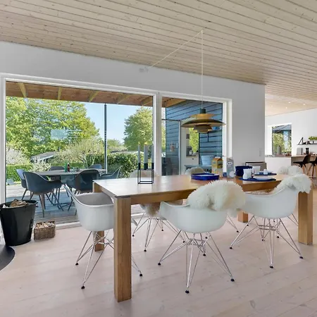 Stubbekobing With Fireplace I *